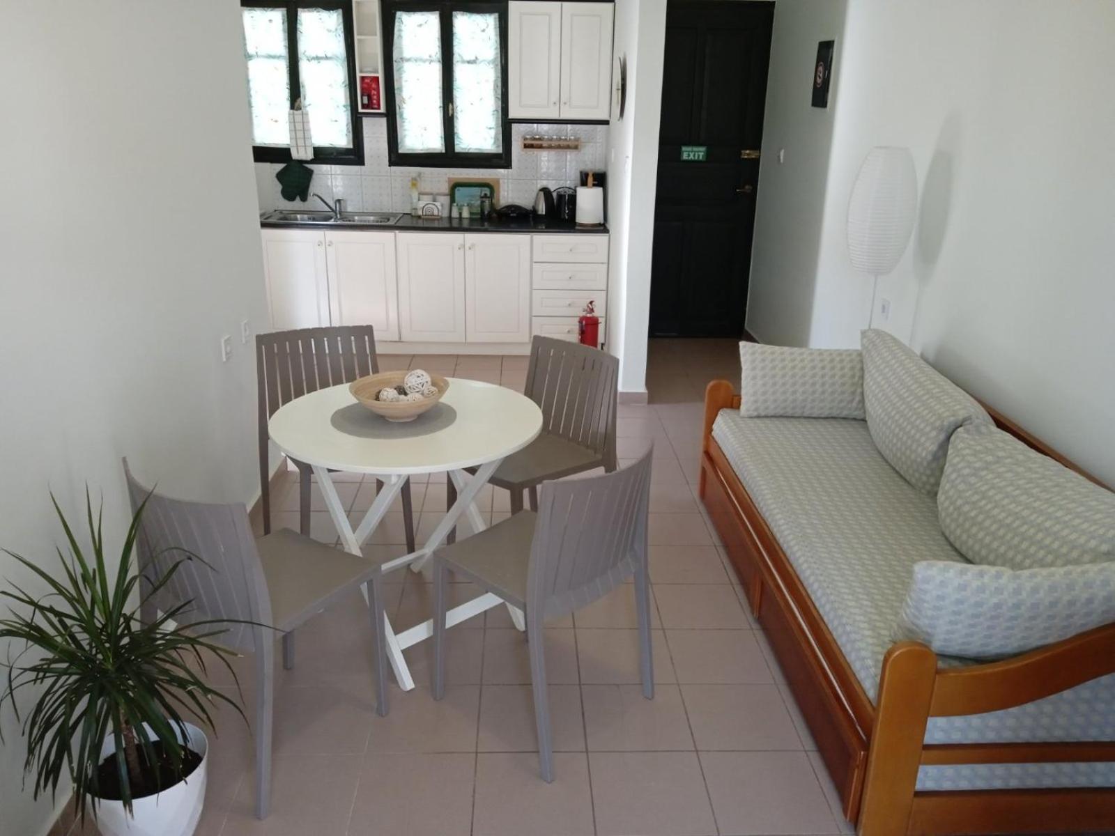 Phoeve Apt-Lovely 1-Br Rental Near The Beach Kalathas Exteriér fotografie
